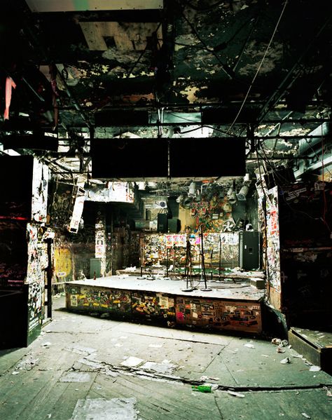 Inside CBGB's New York! Underground Rock Aesthetic, Industrial Rock Aesthetic, 90s Metal Aesthetic, Punk 90s Aesthetic, Rock Core Aesthetic, Hardcore Punk Aesthetic, 90s Punk Aesthetic, Punk Room Aesthetic, Punk Architecture