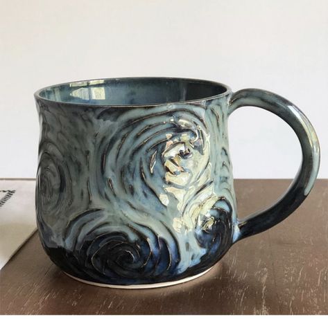 Starry Night Mug, Starry Night Ceramics, Handmade Pottery Bowl, Mug Glazing Ideas, Starry Night Pottery, Pottery Surface Design, Ceramic Pottery Mug, Mug Ideas Pottery, Ceramic Carving Designs