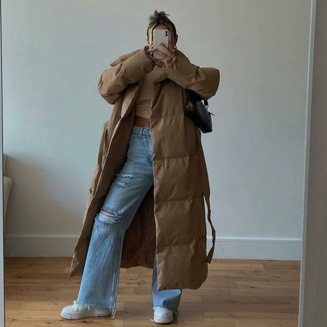 Long Duvet Coat Outfit, Brown Long Puffer Jacket Outfit, Long Padded Coat Outfit, Long Puffy Coat Outfit, Brown Long Jacket Outfit, Puffy Coat Outfit, Puffer Coat Street Style, Puffer Jacket Outfit Winter Style, Long Puffer Jacket Outfit