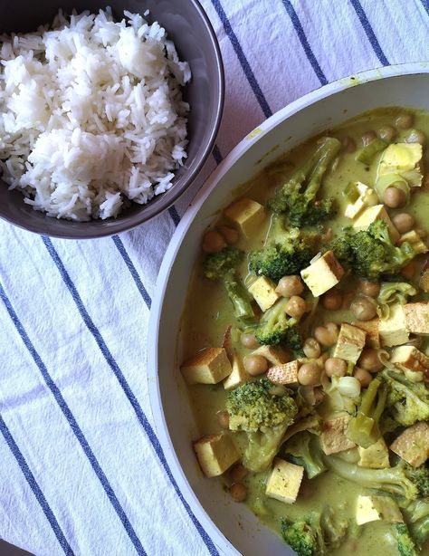 Vegan Ayurvedic Green Curry Coconut Green Curry, Curry Broth, Indian Diet Recipes, Vegan Indian Recipes, Ayurveda Recipes, Ayurvedic Recipes, Curry Dishes, Veggie Soup, Vegetable Curry