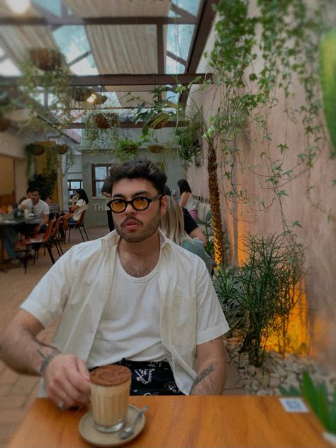 Fashion coffee coffeeshop photo idea yellow glasses yellow sunglasses white shirt look ootd Yellow Sunglasses Outfit Men, Streetwear Glasses Men, Yellow Tinted Sunglasses Men, Tinted Glasses Men, Tinted Glasses Aesthetic, Yellow Glasses Outfit, Men Sunglasses Aesthetic, Streetwear Glasses, Yellow Sunglasses Men