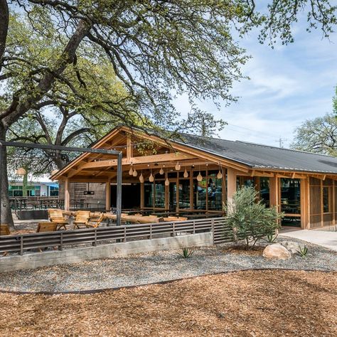 Loro — Restaurant Review | Condé Nast Traveler Bbq Restaurant Design, Restaurant Remodel, Farm Restaurant, Top 10 Restaurants, Outdoor Restaurant Design, Restaurant Exterior, Resort Architecture, Texas House, Live Oak Trees