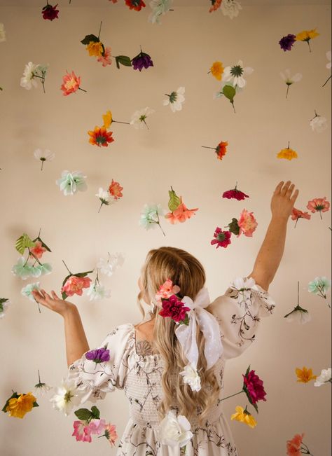 Fake Flower Photoshoot, Spring Photobooth Ideas, Floating Flowers Photoshoot, Hanging Flowers Photoshoot, Flower Studio Photoshoot, Flower Wall Photoshoot, Floral Photoshoot Ideas, Wall With Flowers, Wall Photoshoot