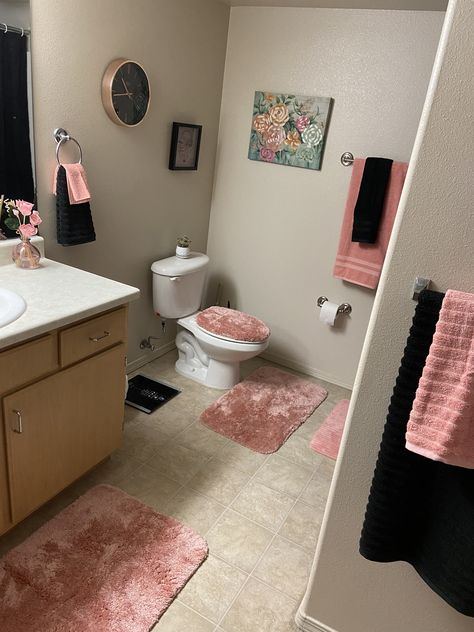 Wc Decoration, Girl Apartment Decor, Pink Bathroom Decor, Bathroom Decor Themes, Apartment Decorating Living, First Apartment Decorating, Restroom Decor, Apartment Living Room Design, Future Apartment Decor