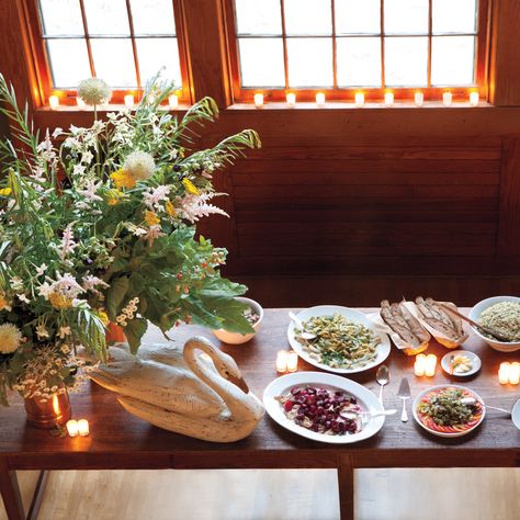 Use a variety of heirloom tomatoes to create a visual--and delicious--treat! Salmon Bagel, Garlic Toast, White Sangria, Baked Alaska, Rustic Bread, Cracked Egg, Fried Eggs, Weekend Party, Sliced Tomato