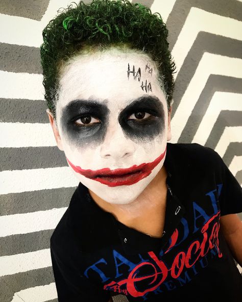 Kids Joker Makeup, Clown Makeup Boys For Kids, Joker Face Paint Easy, Joker Boy Makeup, Zombie Face Makeup For Kids, Face Paint Ideas For Boys, Halloween Kids Face Paint, Joker Face Painting, Halloween Makeup For Boys