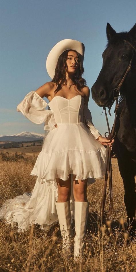 Trend Of The Year: 15 High Low Wedding Dresses ❤ high low wedding dresses simple sweetheart neckline tara_lauren ❤ #weddingdresses #weddingoutfit #bridaloutfit #weddinggown Cowboy Wedding Dress, Horse Pfp, Horse Wedding Photos, High Low Wedding Dresses, Cowgirls Hairstyles, Vestidos Country, Western Photo Shoots, Horse Photoshoot, Cowgirl Photoshoot