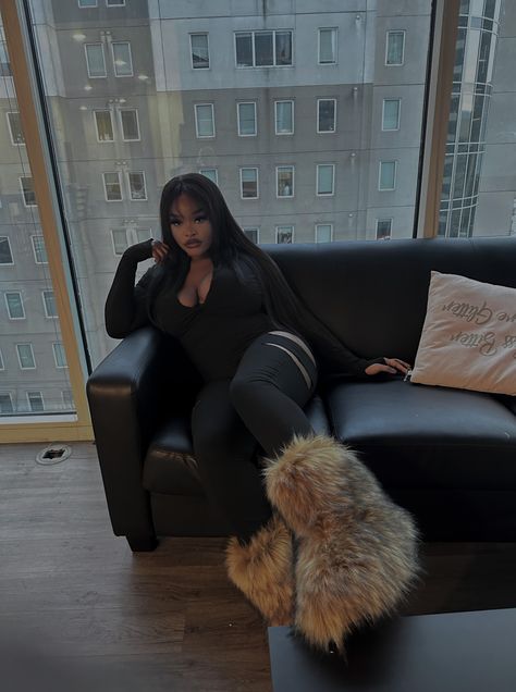 Black Fur Boots Outfit Black Women, Fluffy Boots Outfits Baddie, Fur Boots Outfits, Fur Boots Outfit Black Women, Black Fur Boots Outfit, Fluffy Boots Outfits, Black Ugg Outfit, Black Dress With Tights, Fur Boots Outfit