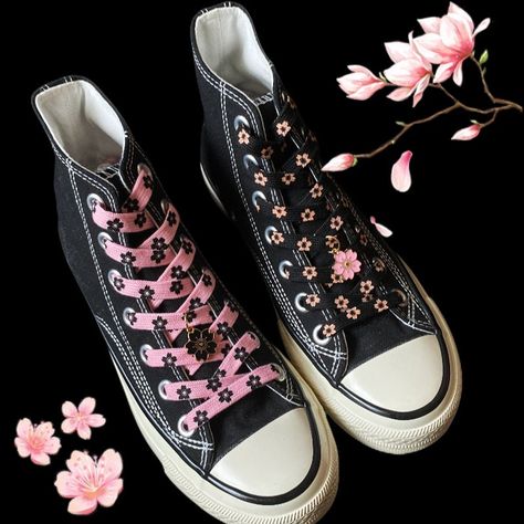 Black Converse With Pink Laces, Converse Laces Ideas, Pink And Black Converse, Pink And Black Shoes, Black Sakura, Lace Charms, Pink Shoelaces, How To Lace Converse, Converse Design