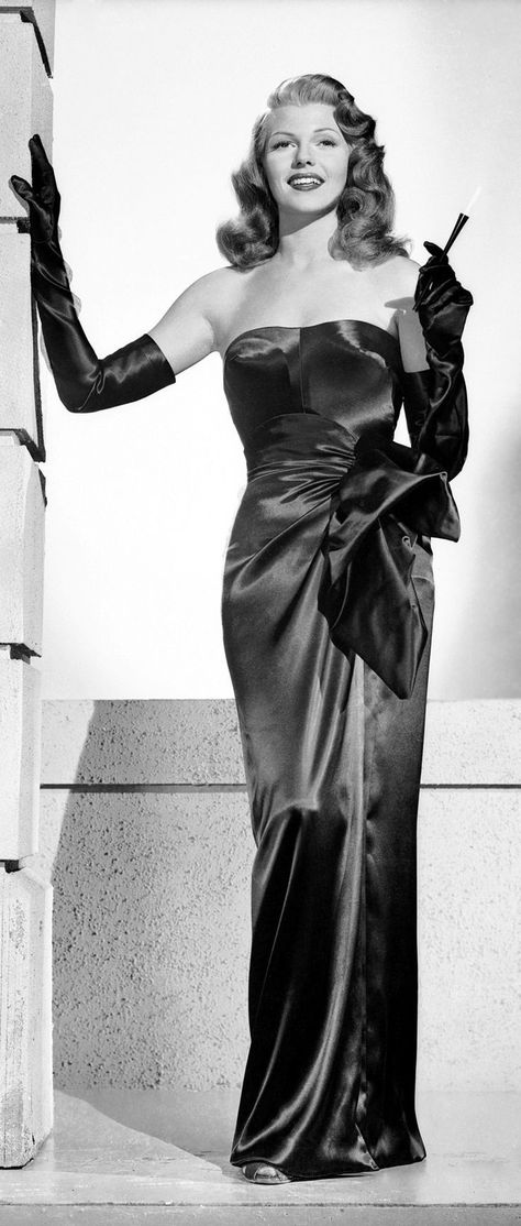 Rita Hayworth, "Gilda", her iconic black satin dress was created by French couturier Jean Louis, 1946. Old Hollywood Prom, Hollywood Glamour Dress, Klasik Hollywood, 1950s Hollywood, Old Hollywood Fashion, Hollywood Vintage, Classic Hollywood Glamour, Vintage Hollywood Glamour, Hollywood Dress