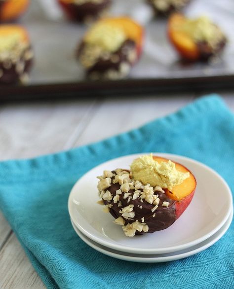 These peaches are stuffed with honey and goat cheese and dipped in dark chocolate. They’re an unbelievably tasty summer dessert. Stuffed Peaches, Fruit Boards, Peach Chocolate, Fruit Deserts, Bunco Food, Smashed Sweet Potatoes, Clean Sweets, Diy Easy Recipes, Dipped In Chocolate