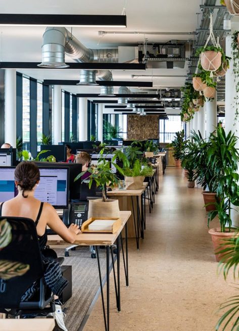 Office Design With Plants, Creative Agency Office Design, Corporate Office Decor Professional, Cool Office Design, Urban Office Design, Industrial Office Space, Creative Office Decor, Creative Office Design, Small Office Design