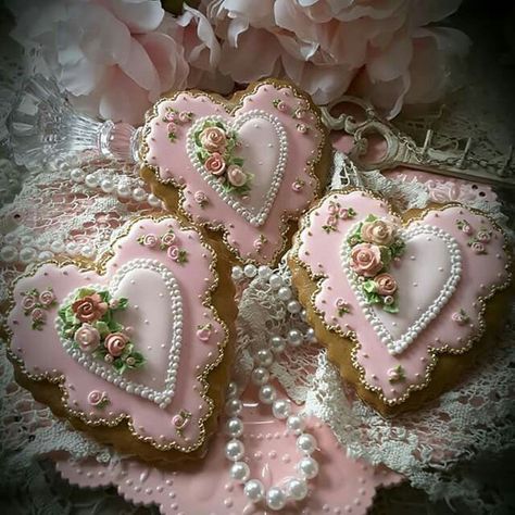 Jolis cœurs de pain d'épices Gold Royal Icing, Elegant Cookies, Shaped Cookies, Heart Shaped Cookies, Pretty Cookies, Fancy Cookies, Creative Cookies, Beautiful Cookies, Heart Cookies