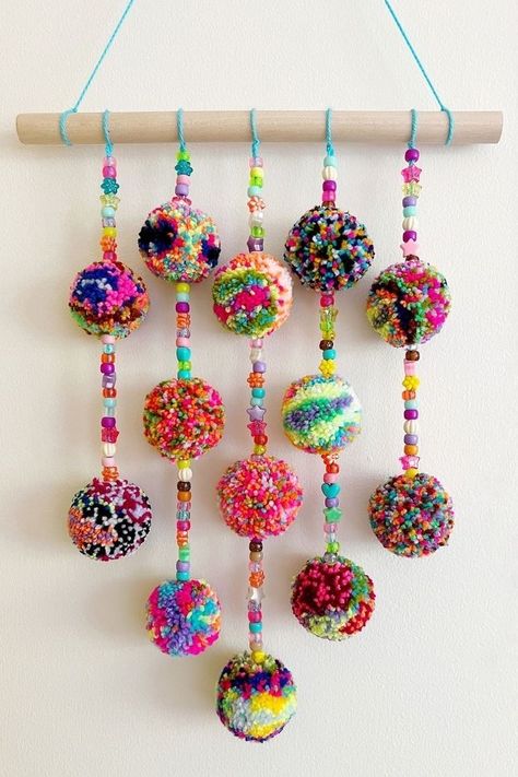 Diy Yarn Pom Pom, Pom Pom Wall Hanging, Pom Pom Wall, Pom Pom Tutorial, Wool Crafts Diy, Pom Pom Charm, Pom Pom Decorations, Pony Bead Crafts, Tiger Crafts