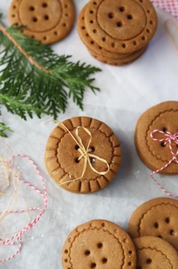 Button Cookies, Gingerbread Dough, Cookie Exchange Recipes, Gingerbread Recipe, Sweet Bakery, Cookie Exchange, Cookie Box, Martha's Vineyard, Holiday Cooking