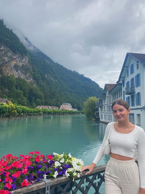 Interlaken Outfit, Interlaken Switzerland Outfits, Switzerland Spring Outfits, Interlaken Switzerland Aesthetic, Switzerland Picture Ideas, Switzerland Aesthetic Outfits, Switzerland Instagram Pictures, Switzerland Outfit Summer, Europe Instagram Pictures