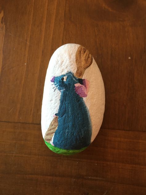 Ratatouille Painted Rock  #disney Ratatouille Crafts, Stone Drawing Rocks, Disney Rock Art, Snoopy Painted Rocks, Round Rock Painting Ideas, Rock Painting Disney, Ratatouille Painting, Rock Painting Ideas Disney, Disney Painted Rocks