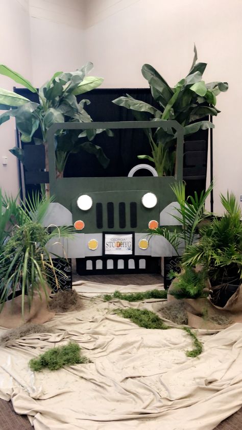 Jungle Theme Decorations, Safari Jeep, Jungle Decorations, Safari Kids, Jungle Decor, Jungle Theme Parties, Deco Jungle, Safari Theme Birthday, Vbs Themes