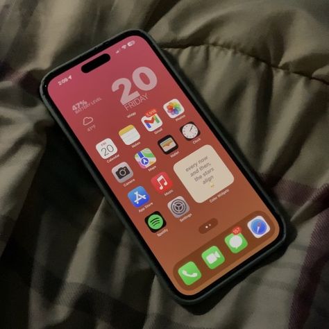 iPhone Home Screen layout Iphone Home Layout Ideas, Personalized Home Screen, Iphone 15 Screen, Phone Set Up Homescreen Aesthetic, Iphone Front Screen, I Phone Home Screen Ideas, Iphone Home Wallpaper, Apple Home Screen Layout, Iphone Screen Ideas