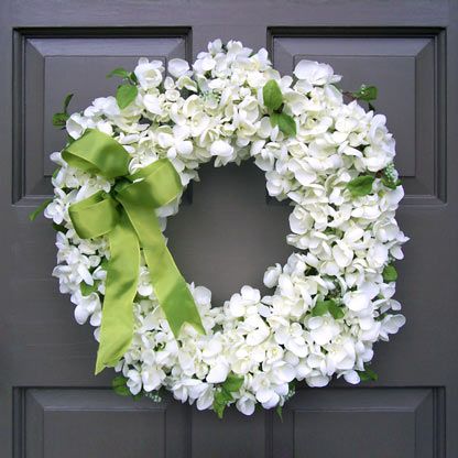 Bedroom Wreath, Hydrangea Wreath Diy, Hydrangea Door Wreath, White Hydrangea Wreath, Diy Flower Wall, Door Hangings, White Hydrangeas, Flower Wreaths, Pretty Wreath