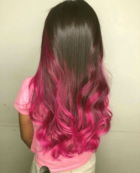 Cabelo com mechas rosascabelo mechasrosas Pink Hair For Kids, Black Hair With Pink Ends, Mechas Aesthetic, Kids Pink Hair, Colored Hair Ends, Purple Peekaboo Hair, Ruby Red Hair, Aesthetic Surgeon, Kids Hair Color