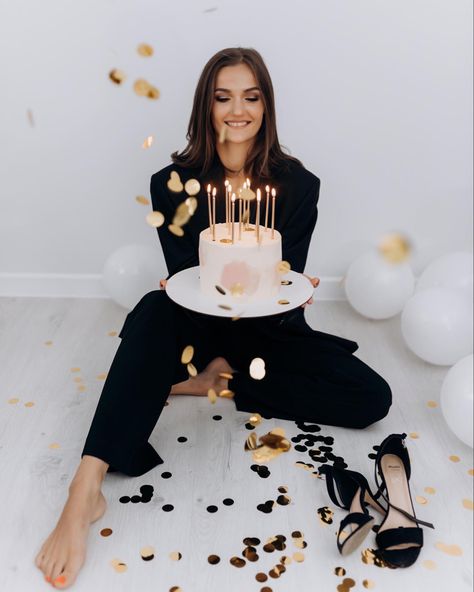 17. Geburtstag, Cake Photoshoot, 34th Birthday, 33rd Birthday, Cute Birthday Pictures, 21st Birthday Photoshoot, Birthday Ideas For Her, 31st Birthday, 28th Birthday