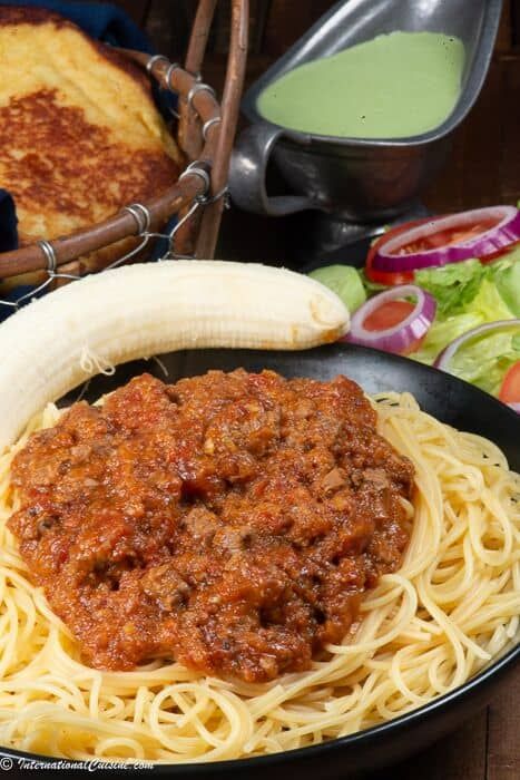 Suugo is what Somali's call their pasta sauce,  This dish is excellent and always served with a banana.  You should try it! #suugo #somalipasta #somalifood Somali Food Recipes, Somali Recipe, Somali Food, Recipes Book, Authentic Recipes, African Food, Pasta Sauce, Healthy Chicken, Other Recipes