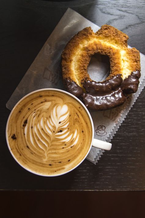 expresso-shots Coffee Latte Art, Café Mocha, Coffee And Donuts, Coffee Photography, Chocolate Tea, A Cup Of Coffee, Coffee Latte, Chocolate Coffee, Coffee Cafe