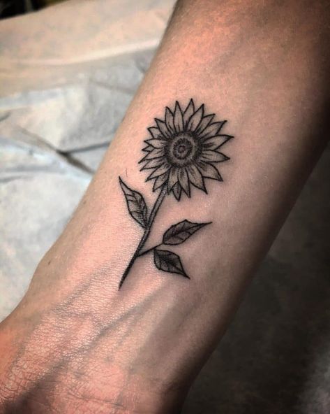 Sunflower Tattoo Men, Tattoo On The Shoulder, Small Sunflower Tattoo, Sunflower Mandala Tattoo, Tank Tattoo, Sunflower Tattoo Ideas, Round Tattoo, Sunflower Tattoo Sleeve, Sunflower Tattoo Shoulder