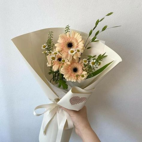 Simple Carnation Bouquet, Sun Flower Bouquet Simple, Small Bouquet Ideas, Carnation Flower Bouquet, Simple Flower Bouquet, Valentine 2024, Gerbera Daisy Bouquet, Flower Bouquet Design, Graduation Flower Bouquet