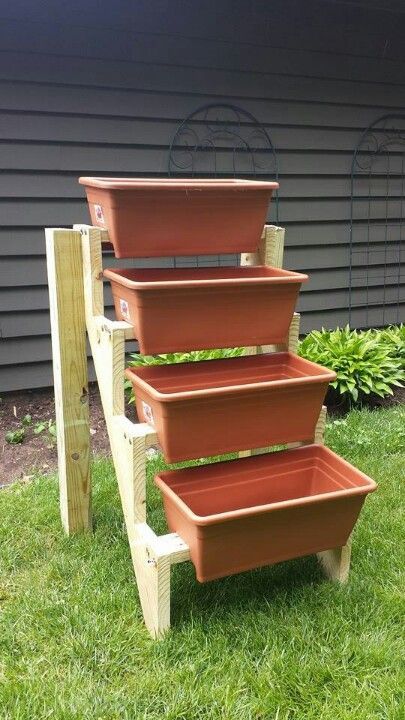 Deck Herb Garden, Vertical Planter Diy, Herb Garden Planter, Planters Garden, Bucket Gardening, Vegetable Garden Diy, Diy Raised Garden, Raised Garden Beds Diy, Veg Garden