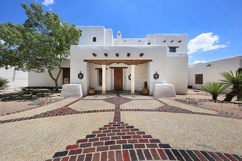 George Strait's Stunning San Antonio Estate Is for Sale [Pictures] George Strait House, Cob House Interior, Texas Mansions, George Strait Family, Hacienda Style Homes, Old Mansions, Safe Room, Cob House, Listing Agent