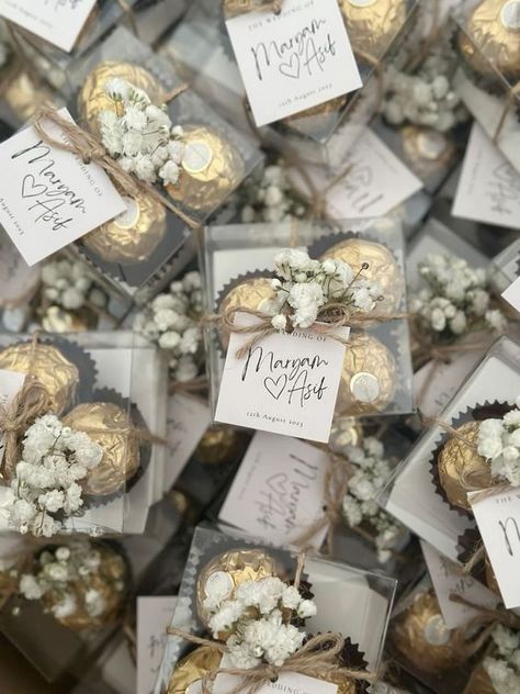 Wedding Recuerdos Souvenirs Bodas, Gift Favour Ideas, Wedding Favors Sweets, Wedding Favors Boxes Ideas, Cute Wedding Gifts For Guests, Ferrero Rocher Wedding Favors, Wedding Guests Gift Ideas, Engagement Souvenir Ideas, Engagement Sweets