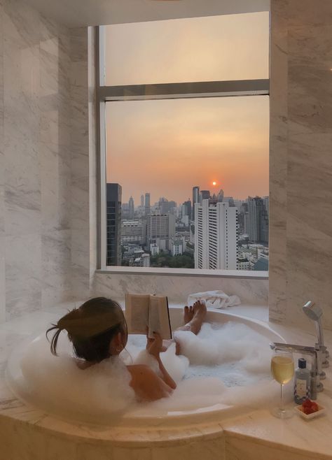 20 Free Ways to Romanticize Your Life This Summer Kampot, Rockstar Romance Books, Bathtub Aesthetic, Selfcare Aesthetic, Aesthetic Bath, Romanticize Your Life, Bath Aesthetic, Contemporary Romance Books, Spa Night