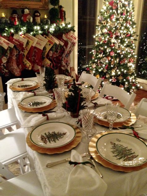 Christmas Spode Table Setting, Round Table Christmas Centerpieces, Christmas Hosting Ideas, Old World Home Decor, Christmas Dinner Table Settings, Table Decoration Christmas, Table Decorations Christmas, Tables Decorations, Table Decor Christmas