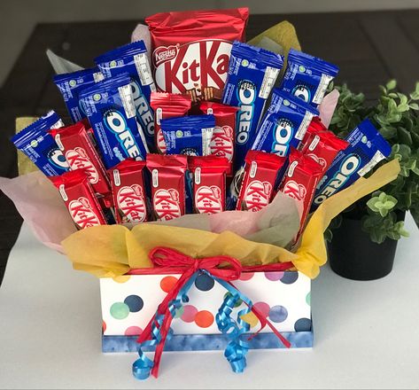 Creative Wedding Gifts, Gift Bouquet, Senior Gifts, Creative Wedding, Gift Hampers, Pop Tarts, Oreo, Gum, Snack Recipes