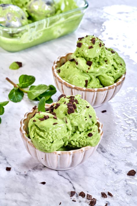 This mint avocado ice cream is like a green dream come true! It's so creamy and refreshing, with just the right hint of mint. I love how the avocado adds a smooth texture, and the dark chocolate shavings on top are the perfect finishing touch. I could eat this every day! Easy Icecream, Avocado Ice Cream Recipe, Ice Cream Pictures, Coconut Milk Uses, Avocado Ice Cream, Ice Cream Mixture, Mint Ice Cream, Low Carb Sweeteners, Ice Cream Ingredients