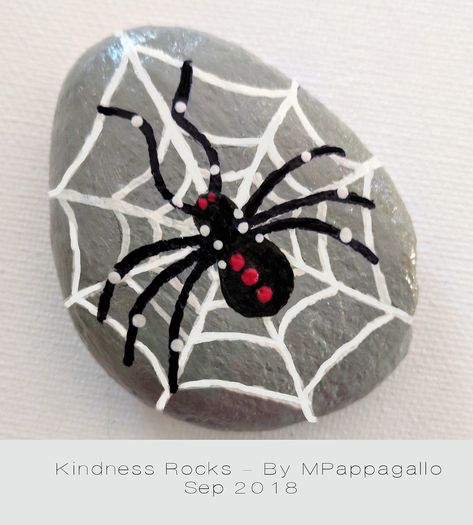 Spider Painted Rocks, Rock Painting Spider, Halloween Painted Rocks, Diy Rock Art, Painted Rock Animals, Halloween Rocks, Beach South Carolina, Rock And Pebbles, Painted Rocks Craft