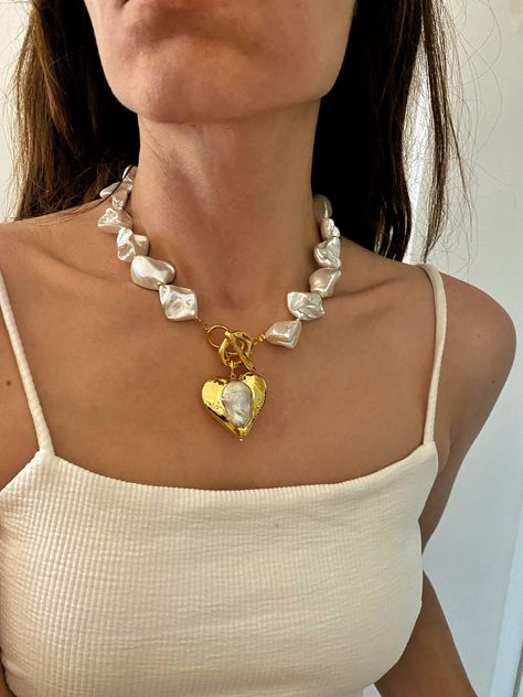 Big Statement Necklace, Pearl Necklace With Pendant, Big Necklace Outfit, Jewellery Trends 2024, Chunky Beaded Necklace, Chunky Necklace Outfit, Big Beads Necklace, Chunky Heart Necklace, Chunky Jewelry Necklace