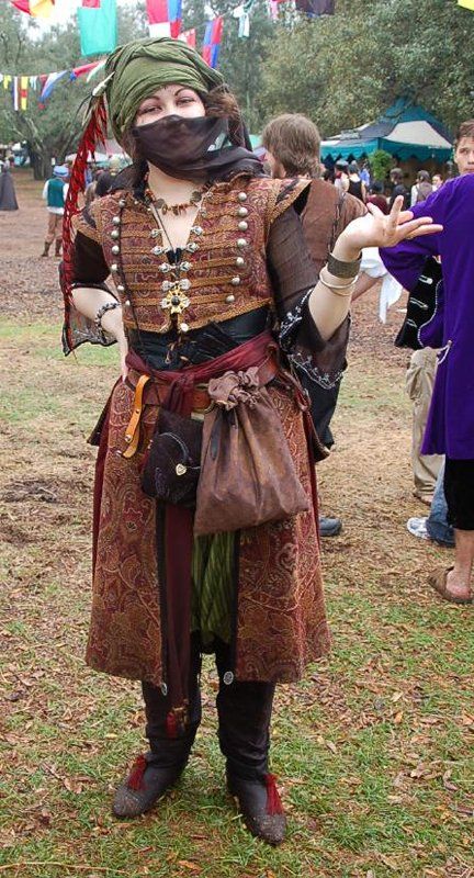 Another Middle Eastern (ish) look.  Not a big fan of the button detailing across the chest, but otherwise workable. Florida People, Fantasy Garb, Middle Eastern Fashion, Arabic Style, Like Green, Larp Costume, Frock Coat, Medieval Clothing, Split Skirt