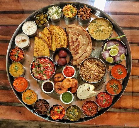 This enormous thali includes more than 25 dishes apart from the two drinks that are served along. The thali is called the 'Muturam Maha… Food Recipes In Hindi, Healthy Dinner Recipes Indian, Marathi Culture, Lunch Recipes Indian, Indian Dinner Recipes, Indian Food Photography, Indian Dinner, Resep Salad, Vegetarian Indian