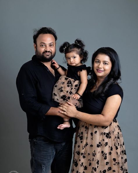 Family Of Three Photoshoot, Imaginary Art, Photoshoot Family, Indian Family, Family Of Three, Studio Photo, Family Goals, Actor Photo, Mom Daughter