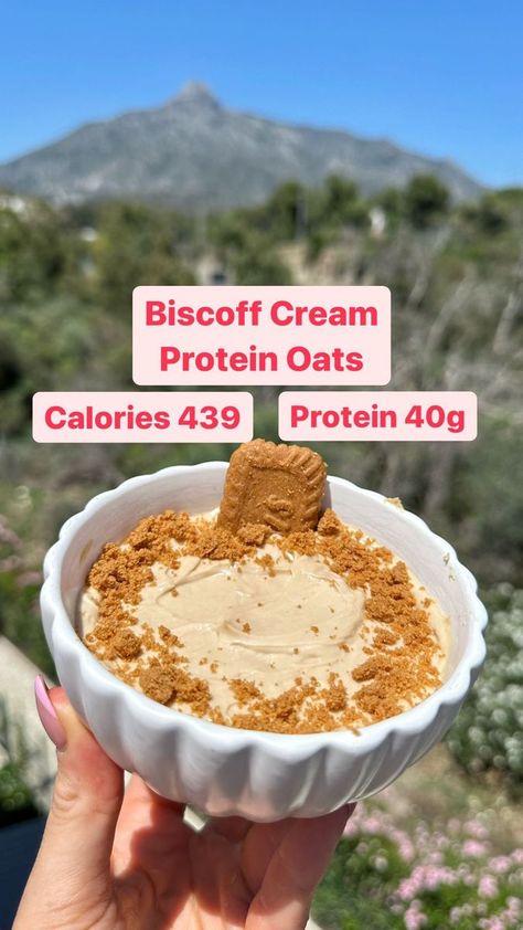 Biscoff Cream Protein Oats 👌🏽 This breakfast is incredible if you have a sweet tooth on a weight loss journey as it has 40g of protein 🤌🏽 - 45g of Oats - 120g 0% Greek Yogurt - 20g Vanilla Protein - Flavour drops Toppings - 17g Biscoff - 50g 0% Greek yogurt Calories 439 Protein 40g I added a biscuit on top which you can do! I used the @myprotein protein and drops - my link is in my bio 🩷 | Sarah Catterson Coaching | Sarah Catterson Coaching · Original audio Yogurt Calories, Greek Yogurt Calories, Oats Calories, Biscoff Cream, Protein Oats, Flavor Drops, Greek Yogurt, Oats, Yogurt