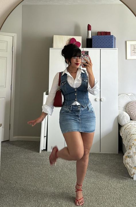 Hannah Cortez, Red Details, Denim On Denim, Effortlessly Chic Outfits, Causual Outfits, Simple Trendy Outfits, Cute Everyday Outfits, Cute Simple Outfits, Fall Fashion Outfits