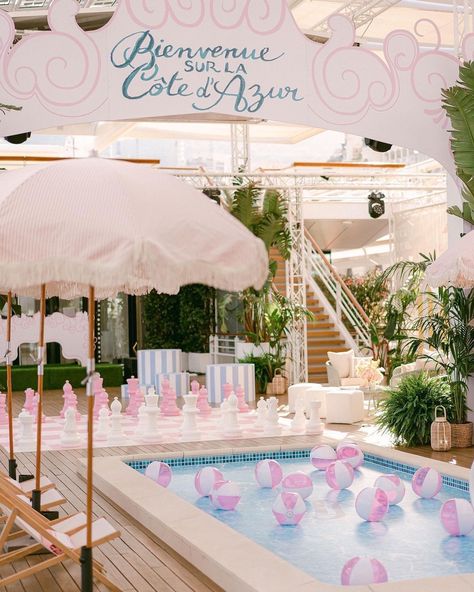 Cabana Party Decorations, Beach Club Wedding Decor, Branded Pool Party, Pink And White Pool Party, Cabana Theme Party, Beach Club Party Theme, Party Aesthetic Outfit, Luxury Pool Party, Cabana Pool Party