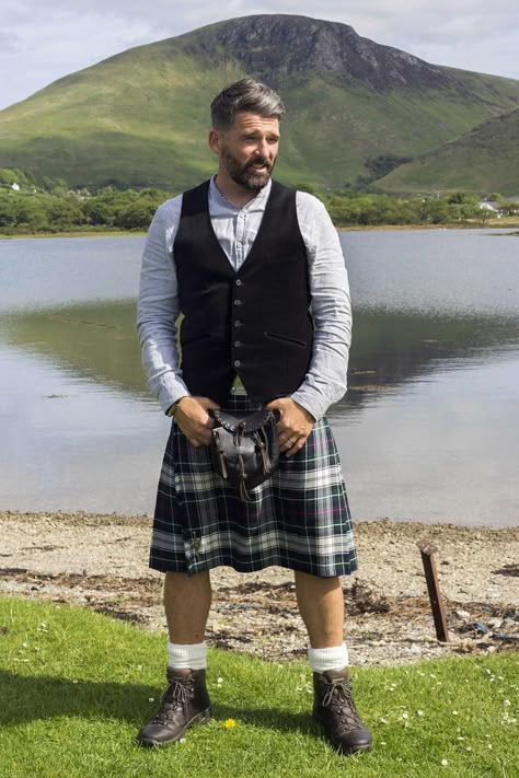 Groom style: It’s so hard to find casual kilt looks for weddings. This is close to what I am thinking. Kilt Men Fashion, Scotland Men, Scotland Kilt, Scottish Dress, Scottish Man, Irish Fashion, Kilt Outfits, Scottish Fashion, Scottish Kilts