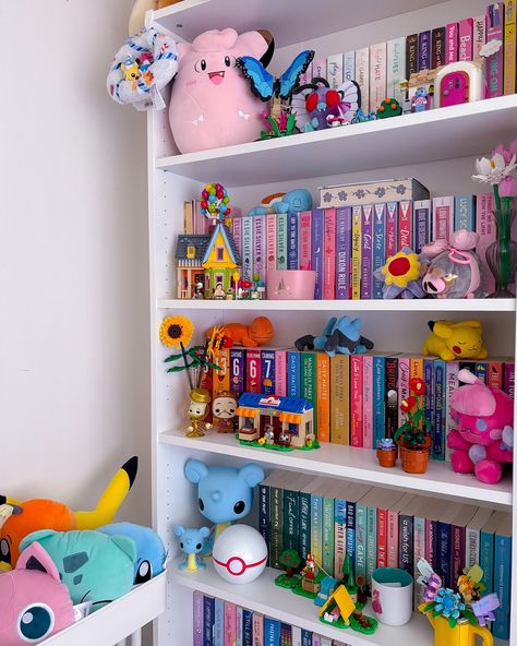 shelfie sunday 𖦹 ׂ �𓈒🧸 ೀ #cozyhobbies #pokemon #pokemonplush #lego #bookstagram #books #bookshelves #cozyroom #cozyreading #ａｅｓｔｈｅｔｉｃ #hobbyroom Organized Bookshelves Aesthetic, Disney Bookshelf Decor, Nerdy Bookshelf Decor, Loungefly Display Ideas, Book Case Ideas, Pokemon Book Shelf, Pokemon Plush Shelf, Bookcase Aesthetic, Bookshelf Anime Aesthetic