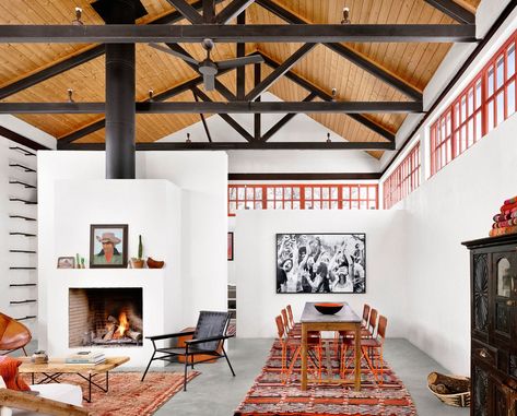 Garza Marfa founders Jamey and Constance Holt-Garza designed this 1,200-square-foot cinderblock house for a Los Angeles couple looking to establish roots in Marfa. The great room (shown) features dining and sleeping areas beneath exposed steel trusses that frame cypress ceilings and plaster walls. Desert Homes Interior, Exposed Trusses, Roof Truss Design, Steel Trusses, Desert Decor, Interior Design Per La Casa, Desert Living, Desert Fashion, Roof Trusses