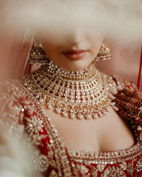 What To Wear When: Dainty Jewellery vs Statement Jewellery! Pretty Indians, Indian Bride Poses, Unique Wedding Jewelry, Bridal Jewellery Inspiration, Dainty Jewellery, Indian Bridal Jewellery, Hindu Bride, Bridal Poses, Indian Dresses Traditional