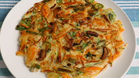 How to make Yachaejeon (or ya chae jeon), Vegetable pancake from Maangchi.com Korean Veggies, Korean Pancake Recipe, Vegetable Pancake, Maangchi Recipes, Veggie Pancakes, Korean Vegetables, Vegetable Pancakes, Chinese Vegetables, Recipetin Eats